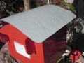 郵便受けの屋根のトタン板